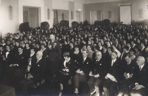 1926-1939, Warszawa, Polska.
Uroczystość z udziałem prezydenta Rzeczpospolitej Ignacego Mościckiego (siedzi czwarty od lewej w pierwszym rzędzie).
Fot. W. Złakowski [Zakład Fotograficzny, Krakowskie Przedmieście 20/22], zbiory Ośrodka KARTA, kolekcję Stanisława Zalewskiego udostępnił Leszek Bartnicki


