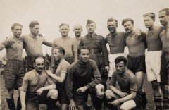 1941-1944, Wielka Brytania.
Żołnierze I Korpusu Polskiego, drużyna piłki nożnej, drugi od lewej stoi Stanisław Zalewski.
Fot. zbiory Ośrodka KARTA, kolekcję Stanisława Zalewskiego udostępnił Leszek Bartnicki


