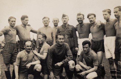 1941-1944, Wielka Brytania.
Żołnierze I Korpusu Polskiego, drużyna piłki nożnej, drugi od lewej stoi Stanisław Zalewski.
Fot. zbiory Ośrodka KARTA, kolekcję Stanisława Zalewskiego udostępnił Leszek Bartnicki


