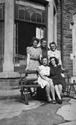1940-1944, Carron School, Wielka Brytania.
Żołnierz I Korpusu Polskiego i kobiety ze służby cywilnej.
Fot. zbiory Ośrodka KARTA, kolekcję Stanisława Zalewskiego udostępnił Leszek Bartnicki


