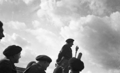 1940-1944, Wielka Brytania.
Marszałek Bernard Montgomery z wizytą u żołnierzy I Korpusu Polskiego.
Fot. zbiory Ośrodka KARTA, kolekcję Stanisława Zalewskiego udostępnił Leszek Bartnicki


