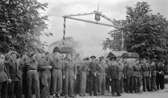 1940-1944, Wielka Brytania.
Żołnierze I Korpusu Polskiego, nad bramą biały orzeł w koronie.
Fot. zbiory Ośrodka KARTA, kolekcję Stanisława Zalewskiego udostępnił Leszek Bartnicki


