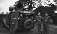 1940-1944, Wielka Brytania.
Żołnierze 12 Batalionu Łączności I Korpusu obok samochodu z głośnikami.
Fot. zbiory Ośrodka KARTA, kolekcję Stanisława Zalewskiego udostępnił Leszek Bartnicki


