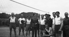 1940-1944, Wielka Brytania.
Żołnierze I Korpusu Polskiego, drużyna piłki siatkowej.
Fot. zbiory Ośrodka KARTA, kolekcję Stanisława Zalewskiego udostępnił Leszek Bartnicki


