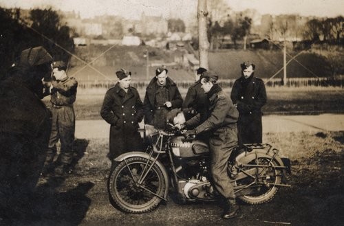 1940-1944, Wielka Brytania.
Żołnierze 12 Batalionu Łączności I Korpusu Polskiego.
Fot. zbiory Ośrodka KARTA, kolekcję Stanisława Zalewskiego udostępnił Leszek Bartnicki



