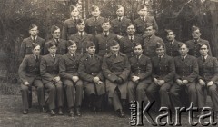 23.02.1943, Wielka Brytania.
 Pierwsza Szkoła Lotnicza. Kurs mechaników samolotowych, pierwszy z prawej w środkowym rzędzie stoi Sylwester Patoka.
Fot. NN, zbiory Ośrodka KARTA, kolekcję Sylwestra Patoki udostępnił Piotr Trąbiński
   
