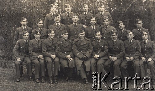 23.02.1943, Wielka Brytania.
 Pierwsza Szkoła Lotnicza. Kurs mechaników samolotowych, pierwszy z prawej w środkowym rzędzie stoi Sylwester Patoka.
Fot. NN, zbiory Ośrodka KARTA, kolekcję Sylwestra Patoki udostępnił Piotr Trąbiński
   
