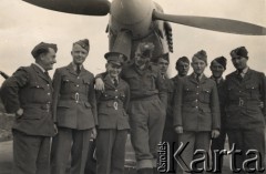 Październik 1943, Wielka Brytania.
 Małoletnia Szkoła Kadetów, uczniowie (chłopcy ocaleni z zesłania w ZSRR) ze starszymi kolegami, mechanikami, czwarty od prawej stoi Sylwester Patoka. Fotografia odwrócona - lustrzane odbicie.
Fot. NN, zbiory Ośrodka KARTA, kolekcję Sylwestra Patoki udostępnił Piotr Trąbiński
   
