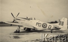 1946, Wielka Brytania.
 Samolot Mustang IV dowódcy Dywizjonu 303, kpt. pilota Witolda Łokuciewskiego.
Fot. NN, zbiory Ośrodka KARTA, kolekcję Sylwestra Patoki udostępnił Piotr Trąbiński
   
