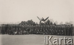 Lipiec 1943, Northolt, Anglia, Wielka Brytania.
 Personel Dywizjonu 303 przy samolocie Spitfire IX, pod kołpakiem śmigła stoi odchodzący dowódca kpt. pilot Zygmunt Bieńkowski, na lewo od niego stoi nowy dowódca kpt. pilot Jan Falkowski.
Fot. NN, zbiory Ośrodka KARTA, kolekcję Sylwestra Patoki udostępnił Piotr Trąbiński
   
