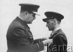 24.06.1943, Northolt, Anglia, Wielka Brytania.
 Generał William Sholto-Douglas, dowódca lotnictwa myśliwskiego RAF, dekoruje kpt. pil. Tadeusza Koca Krzyżem DFC (Distingnished Flying Cross).
Fot. NN, zbiory Ośrodka KARTA, kolekcję Sylwestra Patoki udostępnił Piotr Trąbiński
   
