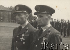 24.06.1943, Northolt, Anglia, Wielka Brytania.
 Major pil. Wojciech Kołaczkowski (z lewej) i kpt. pil. Tadeusz Koc odznaczeni Krzyżem DFC (Distingnished Flying Cross).
Fot. NN, zbiory Ośrodka KARTA, kolekcję Sylwestra Patoki udostępnił Piotr Trąbiński
   
