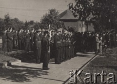 Prawdopodobnie 24.06.1943, Northolt, Anglia, Wielka Brytania.
Uroczystości z udziałem personelu 1 Polskiego Skrzydła Myśliwskiego.
Fot. NN, zbiory Ośrodka KARTA, kolekcję Sylwestra Patoki udostępnił Piotr Trąbiński
   
