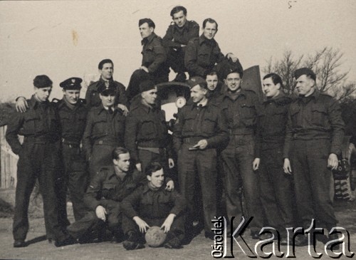 1942-1944, Wielka Brytania.
 Lotnicy Dywizjonu 303 lub 308.
Fot. NN, zbiory Ośrodka KARTA, kolekcję Sylwestra Patoki udostępnił Piotr Trąbiński
   
