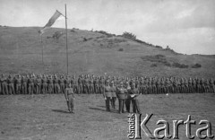 Brak daty, prawdopodobnie Polska.
Uroczystość wojskowa.
Fot. NN, zbiory Ośrodka KARTA, kolekcję Sylwestra Patoki udostępnił Piotr Trąbiński
   
