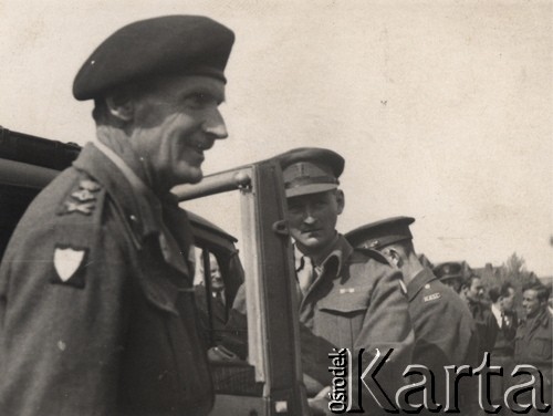 1941-1944, Wielka Brytania.
 Marszałek Bernard Montgomery podczas wizytacji polskich oddziałów.
Fot. NN, zbiory Ośrodka KARTA, kolekcję Sylwestra Patoki udostępnił Piotr Trąbiński
   

