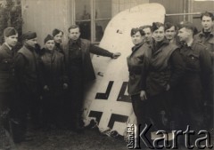 Styczeń 1945, St Denijs Westrem k/Gandawy, Belgia.
 Personel Dywizjonu 308 przy skrzydle Focke-Wulfa 190 zestrzelonego podczas niemieckiego nalotu na lotnisko polskiego Skrzydła Myśliwskiego, drugi od lewej stoi Sylwester Patoka, pierwszy od prawej, w głębi, stoi ppor. pilot Tadeusz Szlenkier, który 1 stycznia zestrzelił jeden niemiecki samolot.
Fot. NN, zbiory Ośrodka KARTA, kolekcję Sylwestra Patoki udostępnił Piotr Trąbiński
   
