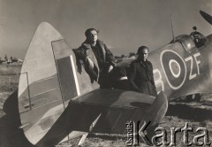 1945-1946, Niemcy.
 Lotnicy przy samolocie Spitfire XVI Dywizjonu 308, z lewej sierżant pilot L. Kuczyński.
Fot. NN, zbiory Ośrodka KARTA, kolekcję Sylwestra Patoki udostępnił Piotr Trąbiński
   
