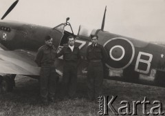 1944, St. Denijs Westrem k. Gandawy, Belgia.
 Lotnicy przy samolocie Spitfire IX Dywizjonu 308. Od lewej: Sylwester Patoka (mechanik), kpt. Józef Mierzejewski, NN.
Fot. NN, zbiory Ośrodka KARTA, kolekcję Sylwestra Patoki udostępnił Piotr Trąbiński
   
