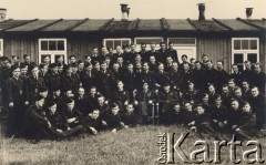 1945-1946, Niemcy.
 Lotnicy i mechanicy Dywizjonu 308 po zakończeniu wojny w okupowanych Niemczech.
Fot. NN, zbiory Ośrodka KARTA, kolekcję Sylwestra Patoki udostępnił Piotr Trąbiński
   
