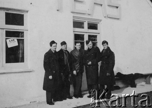 1945-1946, brak miejsca.
Polscy lotnicy. 2. z lewej stoi Sylwester Patoka.
Fot. NN, zbiory Ośrodka KARTA, kolekcję Sylwestra Patoki udostępnił Piotr Trąbiński
   
