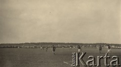 1945-1946, prawdopodobnie Niemcy.
 Mecz piłki nożnej reprezentacji lotników polskich i angielskich.
Fot. NN, zbiory Ośrodka KARTA, kolekcję Sylwestra Patoki udostępnił Piotr Trąbiński
   

