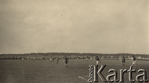 1945-1946, prawdopodobnie Niemcy.
 Mecz piłki nożnej reprezentacji lotników polskich i angielskich.
Fot. NN, zbiory Ośrodka KARTA, kolekcję Sylwestra Patoki udostępnił Piotr Trąbiński
   
