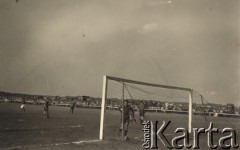 1943-1945, prawdopodobnie Niemcy.
Mecz piłki nożnej reprezentacji lotników polskich i angielskich.
Fot. NN, zbiory Ośrodka KARTA, kolekcję Sylwestra Patoki udostępnił Piotr Trąbiński
   
