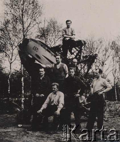 Ok. 1944, brak miejsca.
Grupa polskich żołnierzy przy wraku samolotu, wśród nich m.in. Sylwester Patoka.
Fot. NN, zbiory Ośrodka KARTA, kolekcję Sylwestra Patoki udostępnił Piotr Trąbiński
   
