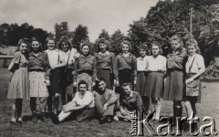 1939-1945, brak miejsca.
Kobiety ze służby cywilnej w towarzystwie żołnierza.
Fot. NN, zbiory Ośrodka KARTA, kolekcję Sylwestra Patoki udostępnił Piotr Trąbiński
   
