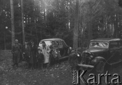 1946, Polska.
Na wycieczce w lesie.
Fot. NN, zbiory Orodka KARTA, kolekcję Sylwestra Patoki udostępnił Piotr Trąbiński
 
