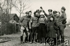 1918, Krysowice.
Ułani 1 szwadronu na kwaterach. Od lewej: W. Zaremba, E. Kończa (zmarł w 1919 pod Babicami), Stanisław Ostrowski (zmarł jako podporucznik pod Komarowem w 1920), J. Wilczyński.  
Fot. zbiory Ośrodka KARTA, Pogotowie Archiwalne [PA_016], przekazała Urszula Drobniak