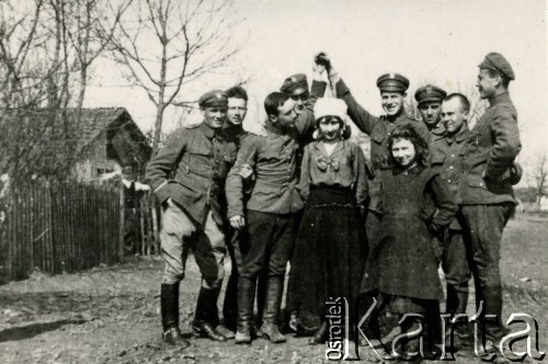 1918, Krysowice.
Ułani 1 szwadronu na kwaterach. Od lewej: W. Zaremba, E. Kończa (zmarł w 1919 pod Babicami), Stanisław Ostrowski (zmarł jako podporucznik pod Komarowem w 1920), J. Wilczyński.  
Fot. zbiory Ośrodka KARTA, Pogotowie Archiwalne [PA_016], przekazała Urszula Drobniak