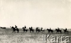 13.09.1932, Chorostków, woj. tarnopolskie, Polska.
Po biegu myśliwskim. 
Fot. zbiory Ośrodka KARTA, Pogotowie Archiwalne [PA_016], przekazała Urszula Drobniak