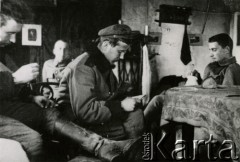1918, Krysowice.
Ułani 1 szwadronu. Od lewej: Jagiełłowicz, W. Zaremba, po prawej Ostrowski.  
Fot. zbiory Ośrodka KARTA, Pogotowie Archiwalne [PA_016], przekazała Urszula Drobniak