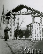 1920-1939, Trembowla, województwo tarnopolskie, Polska.
9 Pułk Ułanów Małopolskich. Na zdjęciu od lewej: Juliusz Rómmel, NN, NN.  
Fot. zbiory Ośrodka KARTA, Pogotowie Archiwalne [PA_016], przekazała Urszula Drobniak