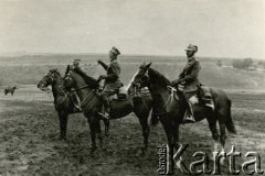 1932, Trembowla, województwo tarnopolskie, Polska.
9 Pułk Ułanów Małopolskich. Na placu alarmowym Pułku. Od lewej: ppłk A. Kuczek — zastępca dowódcy pułku, gen. Juliusz Rómmel, płk. Tadeusz Komorowski.
Fot. zbiory Ośrodka KARTA, Pogotowie Archiwalne [PA_016], przekazała Urszula Drobniak