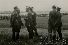 Lata 30., Trembowla, województwo tarnopolskie, Polska.
9 Pułk Ułanów Małopolskich. Nominacje podporuczników, od lewej: ppułk. Leon Strzelecki, płk. L. Polokowski i gen. Gustaw Dreszer.  
Fot. zbiory Ośrodka KARTA, Pogotowie Archiwalne [PA_016], przekazała Urszula Drobniak