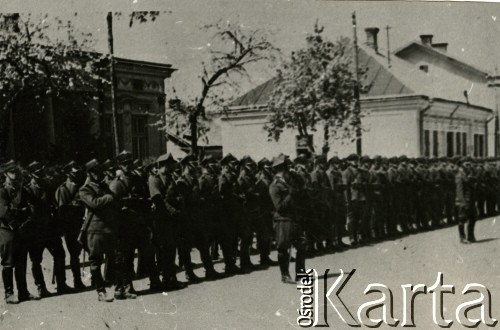 1937, Trembowla, województwo tarnopolskie, Polska.
9 Pułk Ułanów Małopolskich. 1 szwadron przed kościołem garnizonowym w czasie nabożeństwa.
Fot. zbiory Ośrodka KARTA, Pogotowie Archiwalne [PA_016], przekazała Urszula Drobniak