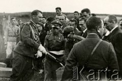 1933, okolice Komarowa, woj. lubelskie, Polska.
Patrol Związku Strzeleckiego na polu bitwy 1920 roku pod Komarowem. Ziemię pobiera delegat Pułku por. J. Poborowski. Urnę ułożono pod pomnikiem poległych żołnierzy 9 Pułku Ułanów Małopolskich w Trembowli.
Fot. zbiory Ośrodka KARTA, Pogotowie Archiwalne [PA_016], przekazała Urszula Drobniak