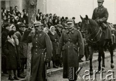 1934, Polska.
9 Pułk Ułanów Małopolskich. Od lewej: płk. Tadeusz Komorowski, za nim Jerzy Poborowski, konno mjr W. Baranowski.
Fot. zbiory Ośrodka KARTA, Pogotowie Archiwalne [PA_016], przekazała Urszula Drobniak