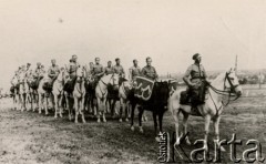 1937, Trembowla, województwo tarnopolskie, Polska.
9 Pułk Ułanów Małopolskich. Pluton trębaczy w czasie ćwiczeń.
Fot. zbiory Ośrodka KARTA, Pogotowie Archiwalne [PA_016], przekazała Urszula Drobniak