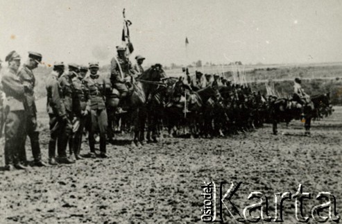 1935, Polska.
9 Pułk Ułanów Małopolskich. Poczet sztandarowy i szwadron honorowy.
Fot. zbiory Ośrodka KARTA, Pogotowie Archiwalne [PA_016], przekazała Urszula Drobniak