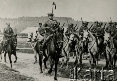 1935, Polska.
Major W. Baranowski przed plutonem łączności, za nim porucznik Jerzy Poborowski.
Fot. zbiory Ośrodka KARTA, Pogotowie Archiwalne [PA_016], przekazała Urszula Drobniak