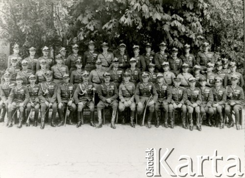 1932, Polska.
Kurs dowódców szwadronów. Od lewej siedzą: rtm. Jan Motz, por. Jan Strzałkowski, rtm. Lewicki, rtm. Kononowicz, mjr Dillenius, mjr Chmielowski, płk. Zygmunt Podhorski, NN, mjr Siemiński, mjr Antonowicz, NN, rtm. Antoni Platonoff, rtm. Sroczyński, rtm. Mrówczyński, NN.
Fot. zbiory Ośrodka KARTA, Pogotowie Archiwalne [PA_016], przekazała Urszula Drobniak