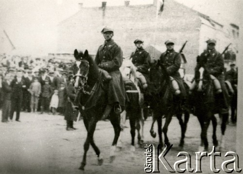 1935, Trembowla, województwo tarnopolskie, Polska.
9 Pułk Ułanów Małopolskich. 2 szwadron w czasie defilady. 
Fot. zbiory Ośrodka KARTA, Pogotowie Archiwalne [PA_016], przekazała Urszula Drobniak