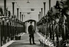 1930, Grudziądz, woj. pomorskie, Polska.
Wnętrze stajni Centrum Wyszkolenia Kawalerii.
Fot. zbiory Ośrodka KARTA, Pogotowie Archiwalne [PA_016], przekazała Urszula Drobniak