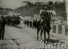 1934, Trembowla, województwo tarnopolskie, Polska.
9 Pułk Ułanów Małopolskich. Przemarsz przez most na Hnieźnie. Na wzgórzu widoczny zamek Chrzanowskich.
Fot. zbiory Ośrodka KARTA, Pogotowie Archiwalne [PA_016], przekazała Urszula Drobniak