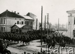 1933, Trembowla, Polska.
9 Pułk Ułanów Małopolskich. Defilada Pułku przed magistratem.
Fot. zbiory Ośrodka KARTA, Pogotowie Archiwalne [PA_016], przekazała Urszula Drobniak