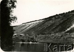 1931, okolice Trembowli, województwo tarnopolskie, Polska.
9 Pułk Ułanów Małopolskich. Przejazd żołnierzy Pułku przez bród Seretu.
Fot. zbiory Ośrodka KARTA, Pogotowie Archiwalne [PA_016], przekazała Urszula Drobniak